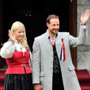Kronprins Haakon og Kronprinsesse Mette-Marit utenfor Skaugum  (Foto: Fredrik Varfjell / NTB scanpix)